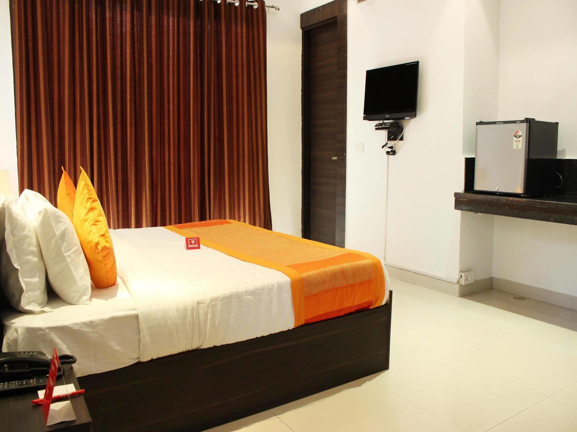 Oyo Flagship 387 Moulsari Avenue Hotel Gurgaon Ngoại thất bức ảnh